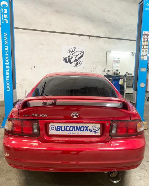 Vamos con este tramo trasero homologado  con silencioso Duramas, en 2,5” de sección de tubo para este Toyota Celica que nos deja este precioso sonido, junto con esa salida de escape en 115mm que te absorbe la mirada 👀🔥 #toyotacelica #toyota #celica #celicaturbo #duramashomologado #duramas #fullinox #115mm #bucoinoxweldings #bucoinox @bucoinox 👨🏼‍🏭🔥